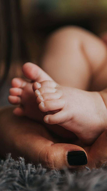 Mom And Baby, Little Legs HD phone wallpaper