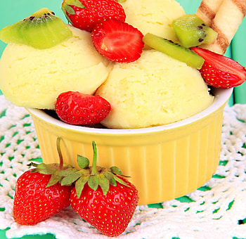 Ice Cream, sweet, strawberry, yummy, dessert, kiwi HD wallpaper