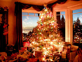 Christmas Eve, ornaments, gifts, tree, holiday, presents, family, lights, christmas, sunset HD wallpaper