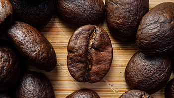Fresh, roasted coffee beans, close up HD wallpaper
