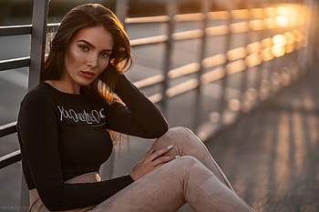 Brunette Girl Depth Of Field Sitting, brunette, girls, model, depth-of-field HD wallpaper
