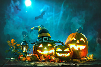 Halloween arrangement, night, arrangement, dark, mist, halloween, still life, leaves, pumpkin, autumn HD wallpaper