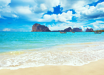 Blue sea, beach, cliff, boats, clouds, sky HD wallpaper