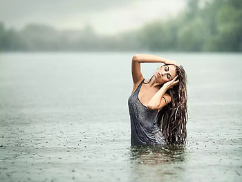 Hot rainy day, river, girl, water, pretty HD wallpaper