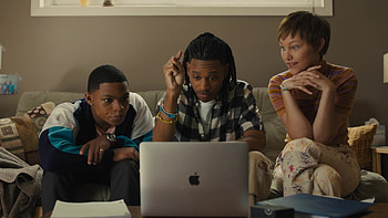 Elijah Richardson, Evan's MacBook, Terrell's laptop, Grace VanderWaal as Susan HD wallpaper