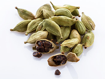 Cardamom compound, Cancer-fighting properties, Triple-negative breast cancer, Promising research HD wallpaper