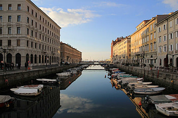 Trieste B&B, The Lion's Den, Italy accommodations, Coastal city stay HD wallpaper