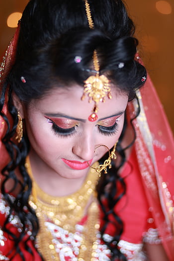 Close-up of a beautiful bride in traditional South Asian attire and jewelry. HD phone wallpaper
