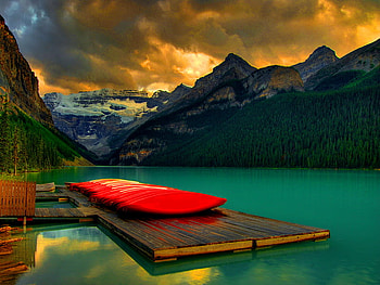 Before the night coming, night, come, before, peaceful, afternoon, mountain, lake, emerald, green, boats, red, clouds, waters, sky, calm HD wallpaper