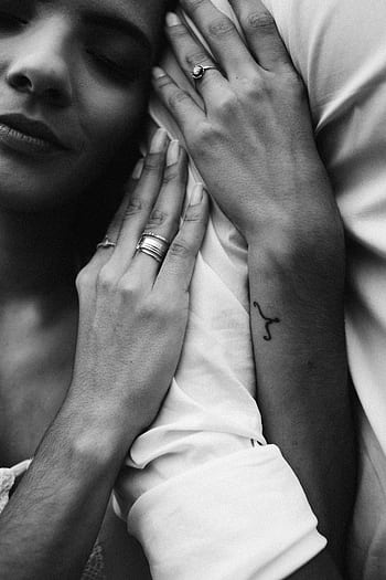 Close-up black and white of a couple embracing, highlighting love and intimacy. HD phone wallpaper