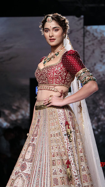 Saiee Manjrekar, Saiee Manjrekar Bollywood Heroine HD phone wallpaper