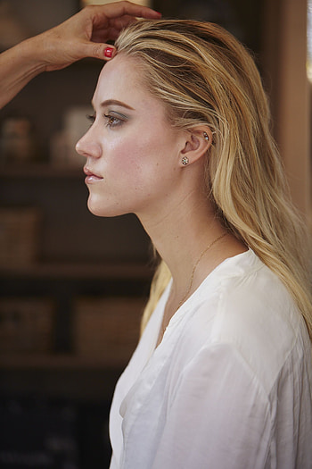 Maika Monroe movies, Maika Monroe makeup, Studio session, Hair and beauty HD phone wallpaper