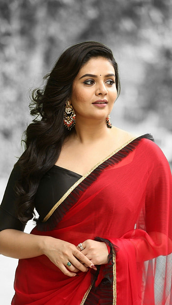Sreemukhi, telugu actress, anchor, saree lover, red hot HD phone wallpaper