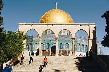 Stunning view of the Dome of the Rock in Jerusalem under clear blue skies. HD wallpaper