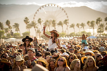 Outdoor Party, cowgirls, brunettes, blondes, hats, party HD wallpaper