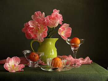 Pretty pink, foral, pink tulips, tablecloth, green vase, vase, fruits, plums, tulips, orange, silk, pink, green, glass, flowers, cloth, bowls HD wallpaper
