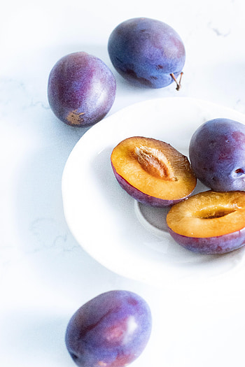 Food, Violet, Fruit, Purple, Lobules, Slices, Plums HD phone wallpaper