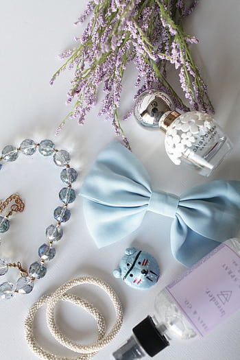 Flat lay of lavender, bow, jewelry, and perfume creating an elegant arrangement on a white background. HD phone wallpaper