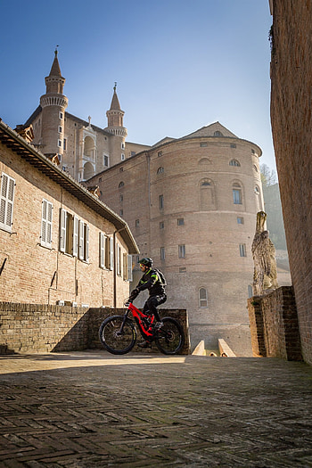 Montefeltro Adventure, Urbino, City Services, Cycling and Hiking HD phone wallpaper
