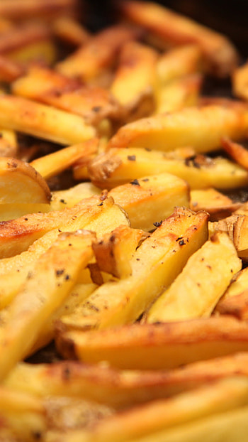Favorite finger chips, Deliciously addictive, Irresistible snack, Satisfying crunch HD phone wallpaper
