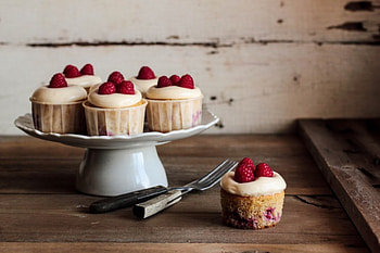 Raspberry Cupcakes, brown, raspberry cupcake, cupcake, raspberry, raspberries, cupcakes HD wallpaper
