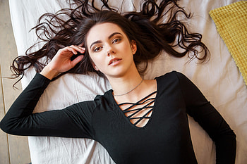 Girl Lying Down Looking At Viewer, girls, model HD wallpaper