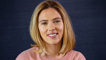 Smiling Scarlett Johansson Is Wearing Light Pink Dress Standing In Blue Background Girls HD wallpaper