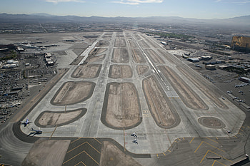 Runway 1R 19L, Taxiway D reconstruction, Kiewit Corporation HD wallpaper