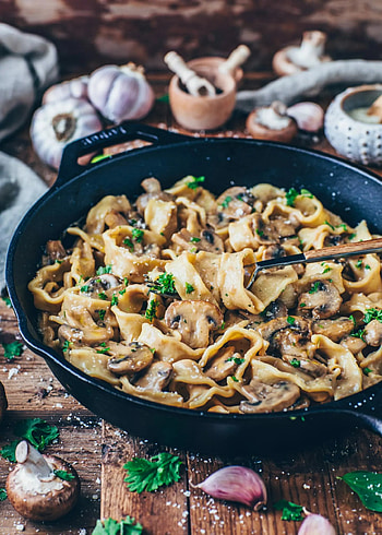 Creamy champignon sauce, pasta stroganoff bianca zapatka HD phone wallpaper