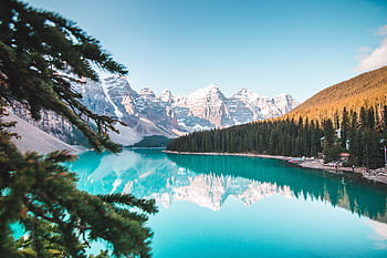 Idyllic view of Moraine Lake reflecting mountains and forests in Banff National Park, Canada. HD wallpaper