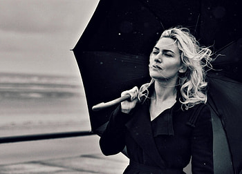 Kate Winslet, umbrella, white, black, bw, girl, actress, woman HD wallpaper