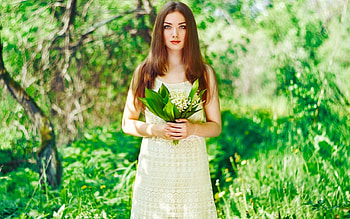 A Beautiful Woman, glamour, cute, bouquet, forest HD wallpaper