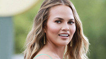 Chrissy Teigen, Celebs, High definition visuals, Stunning look HD wallpaper
