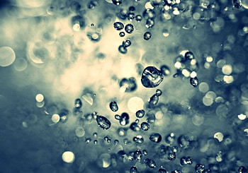 Water drops, blue, summer, falling, bokeh, glitter, luminos HD wallpaper