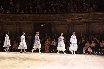 Simone Rocha, Dramatic show, Victorian theater HD wallpaper