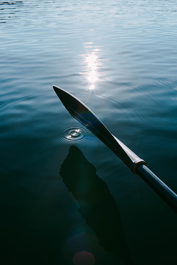 Water, Glare, Miscellanea, Miscellaneous, Ripples, Ripple, Boat, Paddle, Oar HD phone wallpaper