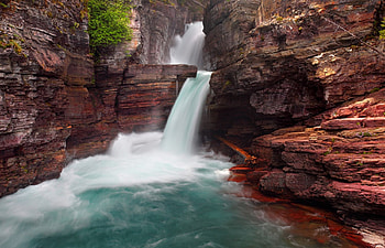 St. Mary Falls, Montana, reddish stone, two-tiered waterfall, canyon, Glacier National Park, emerald waters, beautiful, rivers, rock HD wallpaper