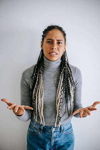 An adult black woman showing frustration and displeasure indoors with a gesture. HD phone wallpaper