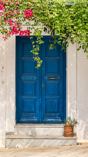 House in Santorini, flower, blue, house, man made, door HD phone wallpaper