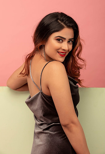 Priyanka sharma, Telugu actress, lip HD phone wallpaper
