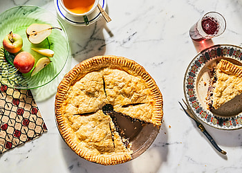 Traditional mincemeat pie, Timeless holiday favorite, Rich and boozy, Festive flavors HD wallpaper