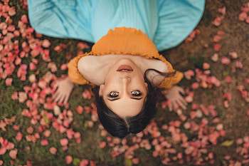 Black Hair Girl Looking Upward Depth Of Field, girls, model, depth-of-field HD wallpaper