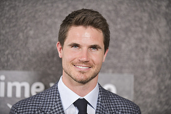 Robbie Amell, Movies actor, Height comparison, Upload cast HD wallpaper