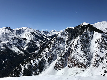 Trees, snow mountains, sunny day, winter HD wallpaper