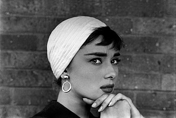 Audrey Hepburn, On set in Long Island, New York 1954 HD wallpaper