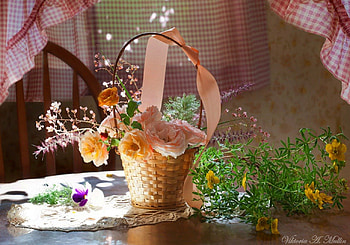 On the kitchen table, table, natural, graphy, roses, art, other, kitchen, basket, abstract, grapher, artist, flowers HD wallpaper