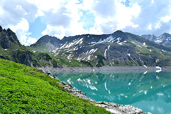 Green lake, nature, mountains HD wallpaper