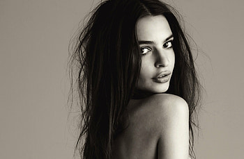 Emily Ratajkowski, Stunning model, , Striking background HD wallpaper