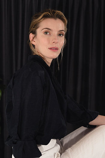 GLOW TV show, Betty Gilpin's experience, New York Times article, Inner weirdo HD phone wallpaper