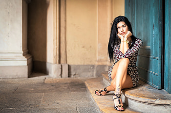 Pose Sitting Brunette Girl, brunette, girls, model HD wallpaper